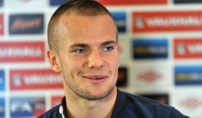tom cleverley play for man united on loan at Aston villa. Also is Roy Keane still outside my house