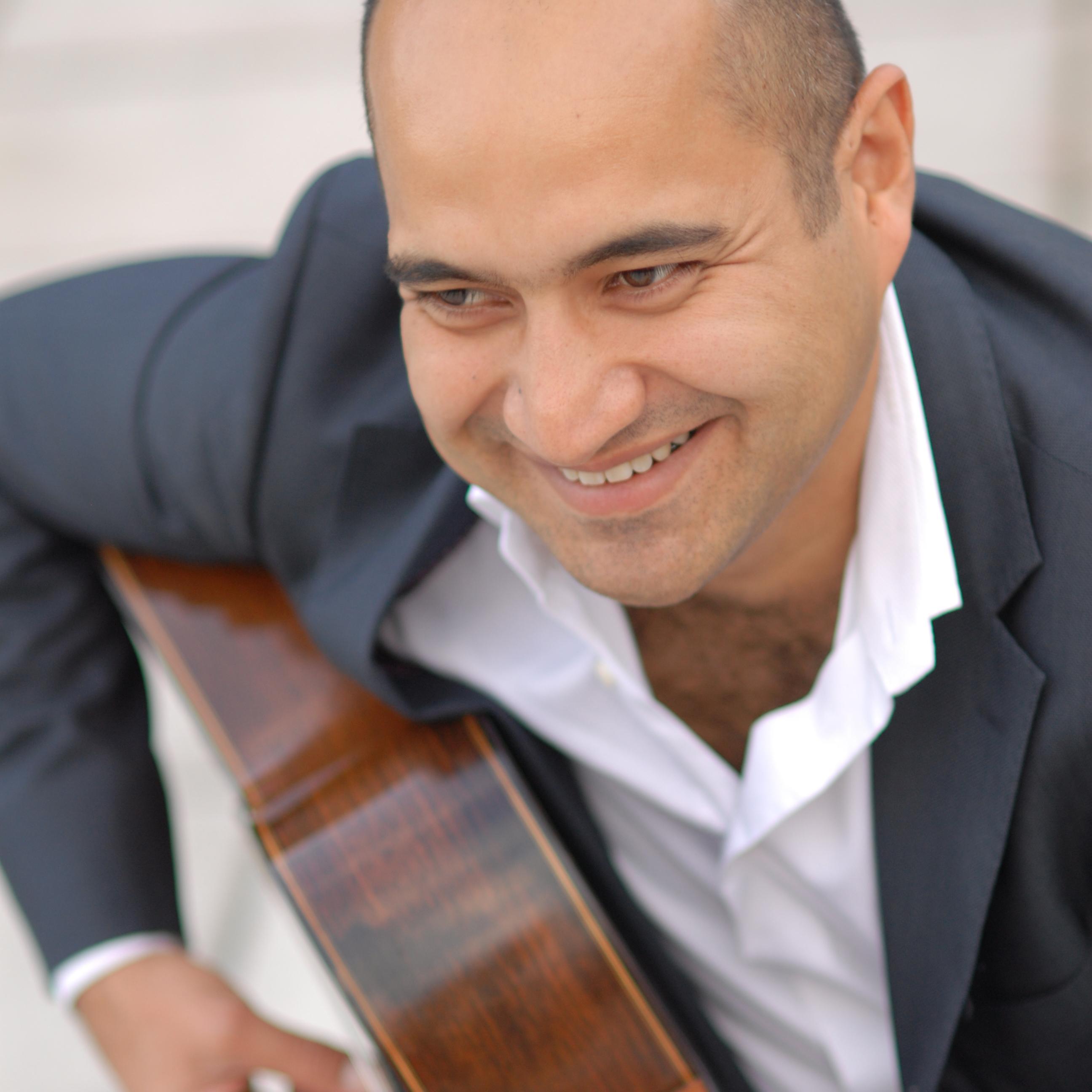 Guitarrista y Compositor Graduado en la Universidad de Música de Viena, Ex-Director del Conservatorio de Música Aragua.