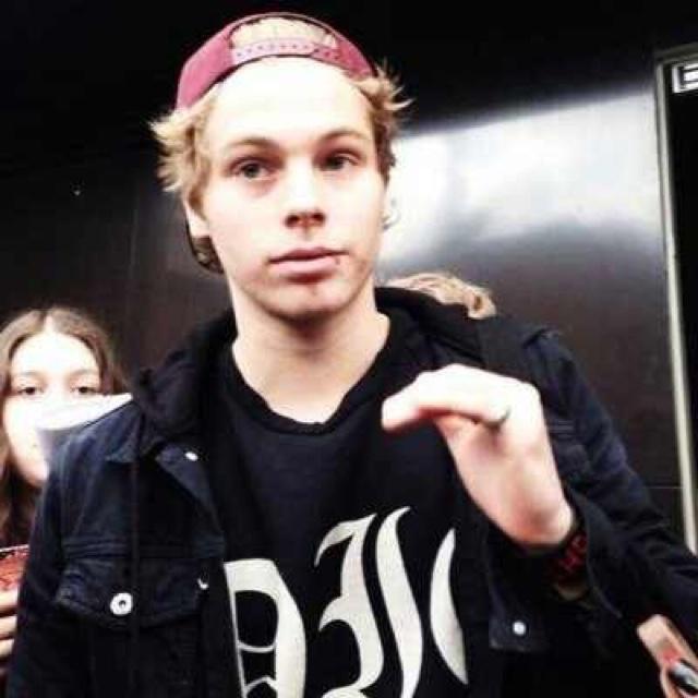 bulbasaurous's profile picture. mrs all american walked my way. january 4th