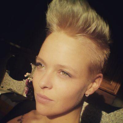 27 years old, living in Oosterhout together with my beautiful son TJ, my doggy and my cat. Dartsplayer for few years now, love it!