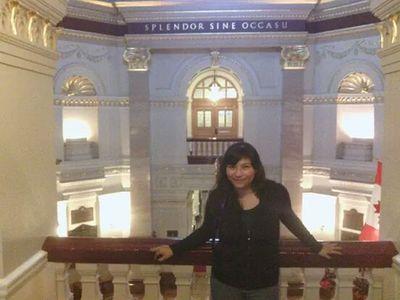 I'm live in Canada Victoria I'm speak English and Spanish i love see  movies and Read good books i love go out with friends or family