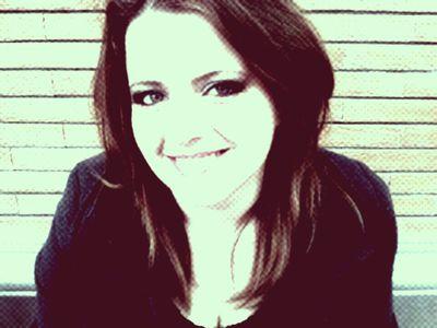Studentessa,Lettrice maniaco-compulsiava,musica-dipedente,sgranocchiatrice d'arte,e poi studio per diventare biotecnologa. Coerente,no?