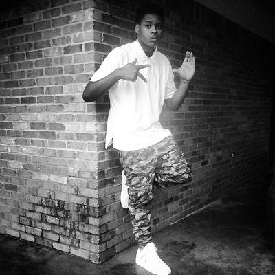 July 28 96 kik me@ Young_Lo Single af fwm! Follow me I'll follow u back!