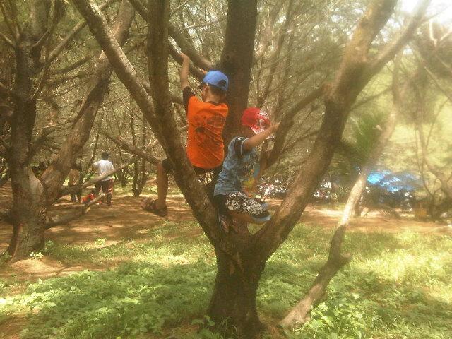Pada asyik main di pantai. Kata anak anak buat istana pasir di pantai kwaru YOGYAKARTA