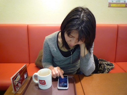 保育園の調理師をしています。2012年の6月に脳腫瘍（小児脳幹グリオーマ）で1年間の闘病生活の末に、6年生の娘はお星様になりました。図書館員の夫と大学生の息子がいます。ブログは、主に給食のことと私自身の気持ちの吐き出しになっています。 @fight_Reikoは夫の作った娘の闘病アカウントです。