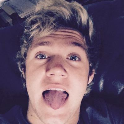 Can you please follow @vampireftnialI and not this acc?