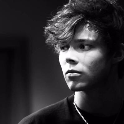 Rt this please and tag ashton: ⏩ https://t.co/lF2cIerjMQ ⏪ ⏩ https://t.co/jjh1blaRfF ⏪