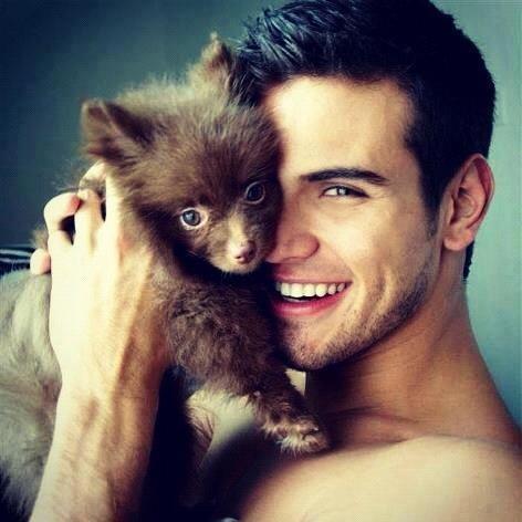 Eu quero te beijar, te abraçar, te morder. Eu quero tanta coisa.