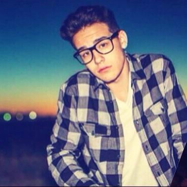 follow @SEBxxWHITESIDES . she follows back lovely ! her last acc got hacked with a jacob follow :(