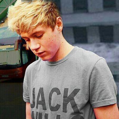 FOLLOW FROM @MARVELNIXLL BC UNFOLLOW SPREE. ILL FOLLOW BACK THERE WHEN IM DONE