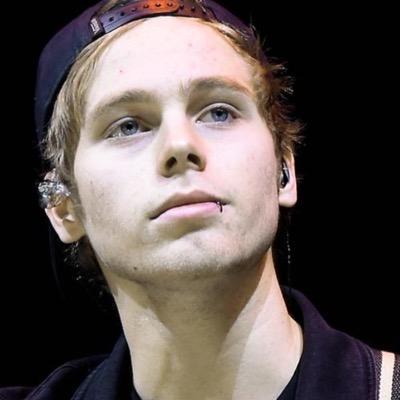 Hi, we're Laney and Lily and we have a little obsession with 5sos | Luke girls | AR, USA |