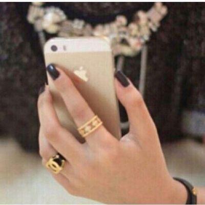 سَأحرقِكْ عِشقاً {وَ} أطفِئكَ غرآماً -
سَأقتلُكَ حُباً {وَ} أدفِنكَ فِيْ قلْبيّ
سَأقبّل يدَيكْ حّباً {وَ} لَيسَ ذِلاً -
سَأركَعْ لَك عِشقاً {وَ} لَيسَ كُفراً
..