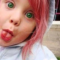 A menina que aos poucos foi trocando Barbie por make ,Seu mundo de sonhos pelo de realidade. Hoje ela segue em frente,o passado já ñ importa ela vive o presente