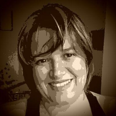 Enfermeira,  sindicalista professora, guerreira, romântica, mãe, mulher.
Nascida na Capital Federal e orgulhosa por lutar pela Enfermagem Brasileira.