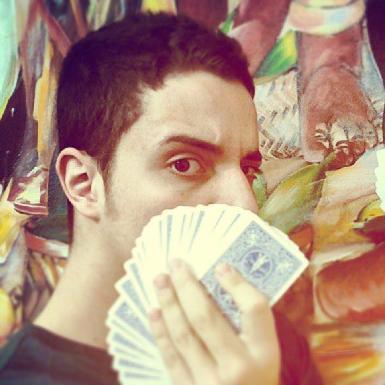Olá! Sou Jacques, mágico e ilusionista profissional de 20 anos de idade especializado em entreter e iludir pessoas!