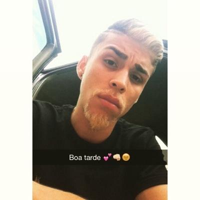 Sorria bonito e deixe os outros quererem descobrir qual é o segredo que faz você rir.