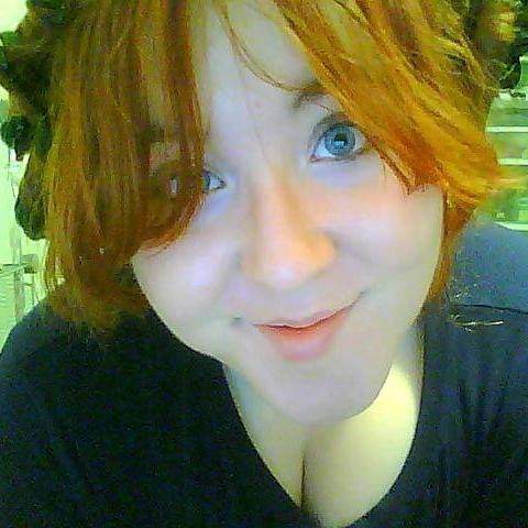 jeune punkette un peu geek fan de toutes les perversion et de punk a chien ;p   fan de languages orduriers...