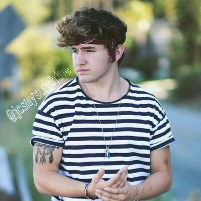 Follow @MAZEJC please i gave you a free ask for a follow back even pls i need to reach my goal with your help ;(