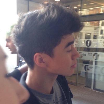 please follow @M1XTAPEMUKE back and help her reach her goal of 500. if you already follow her, enjoy the free follow! :-)