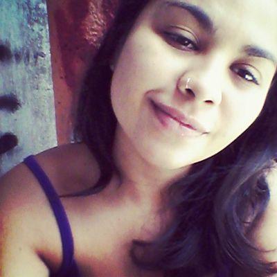 A menina do sorriso aberto.
:)