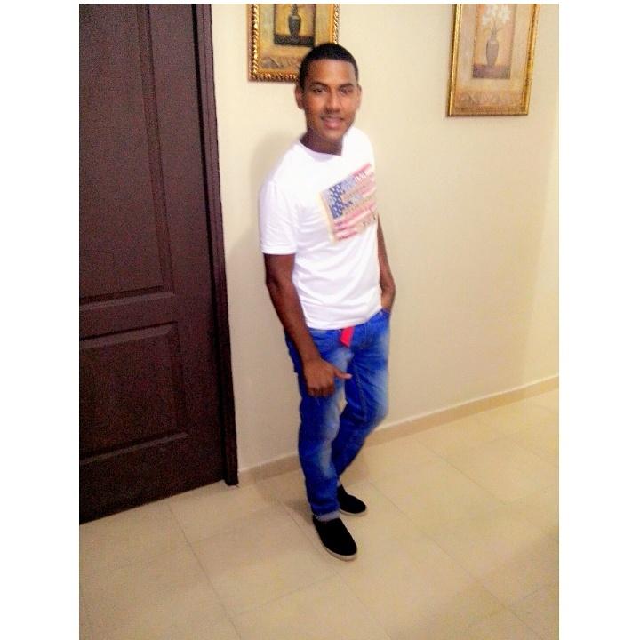el  mas cool, soy super feliz  , me  gusta  muxooo  pasear  y  me  encanta  bailar