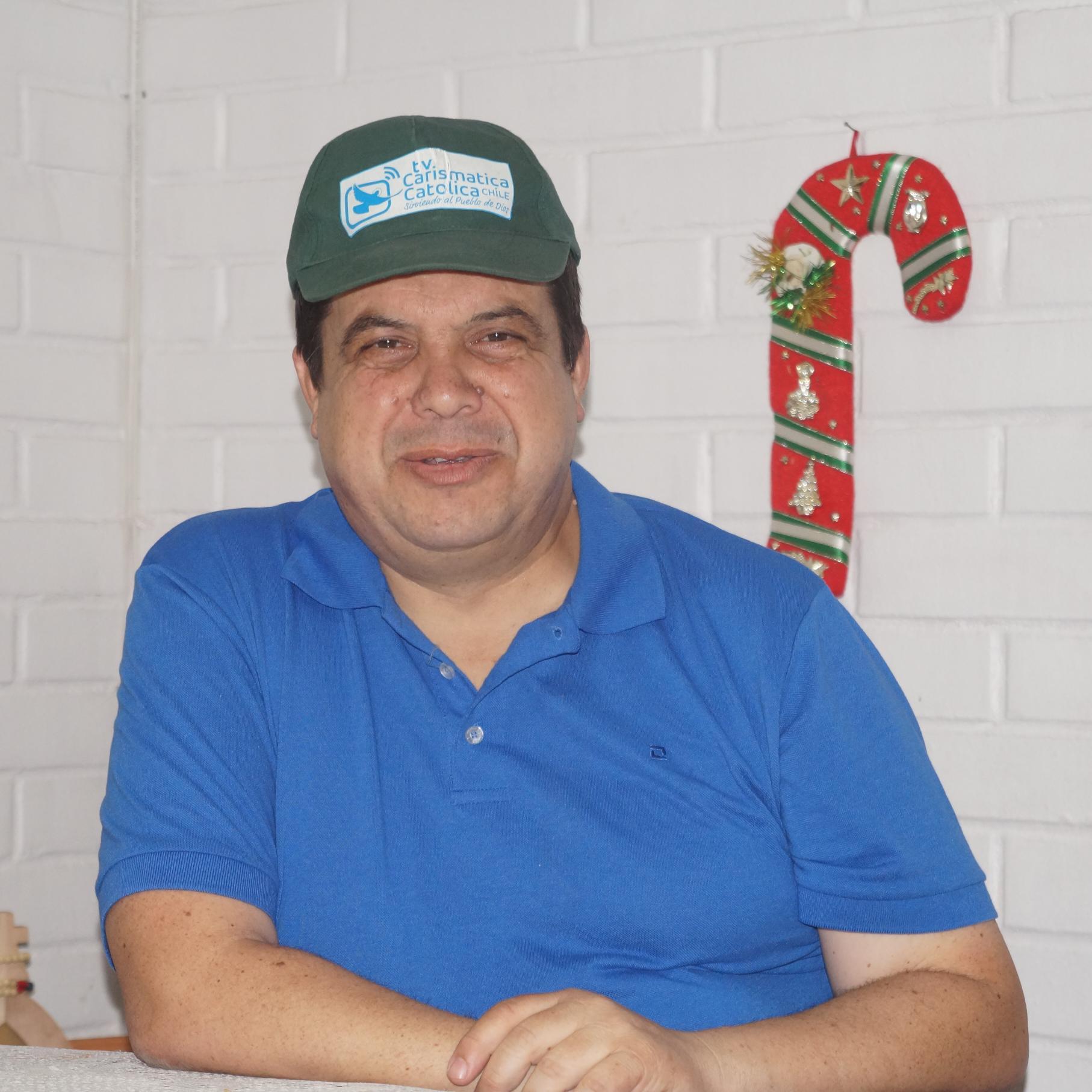 Casado 3 hijos y un nieto. Profesional  de SERNATUR y Docente  de AIEP. Participa en Pastoral Trabajador, Los Madrugadores y Renovación Carismática Católica.