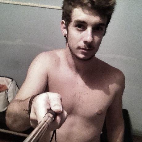 Eles querem o bem, eu quero a verdade.
Vivem pra deixar bens, eu pra deixar saudade.