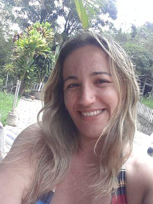 tenho um filho , amo animais , principalmente cavalo e minha paixão, tenho uma cachorra e um gato, gosto muito de natureza, e meu cantor preferido é o Daniel