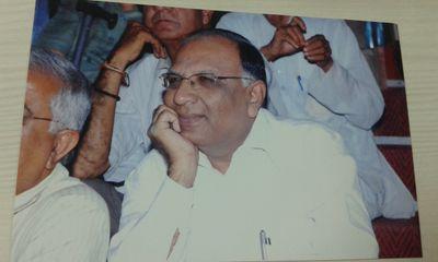 Date of birth:  6 june 1952.  Commerce graduate.   work:Journalist. Now:Works as a sinior journalist to Abhiyan mag. Ex.Editor -Loksatta-Jansatta gujrati daily.
