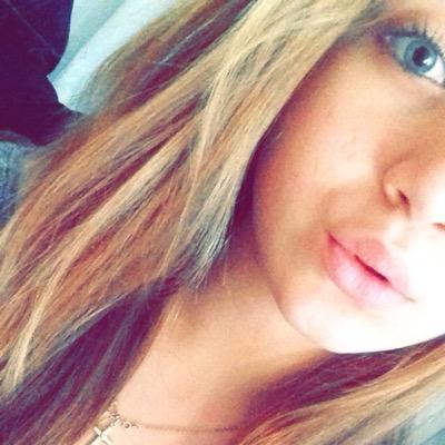 Tu t'en fou de moi mais dès qu'un gars m'approche tu vois flou , tu deviens fou..”