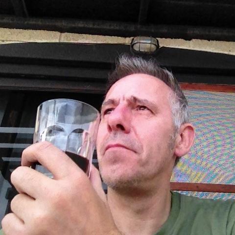 Musician, Photographer, writer and digital entrepreneur. I love helping people to avoid the nonsense and make a great online income and to sack the boss !