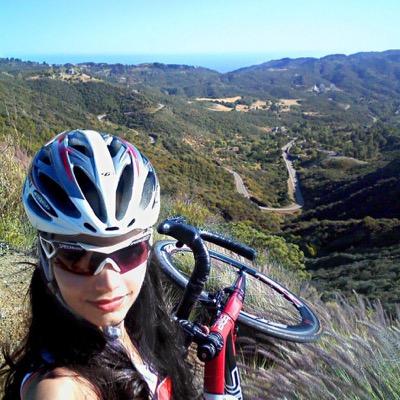 Mujer ciclista. La vida tiene muchas vueltas... jamás sabes en cual acabaras.