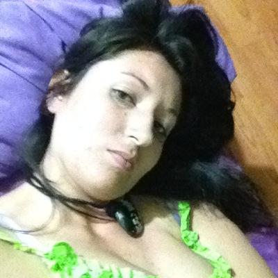 ojos claros,test blanca,pelo castaño oscuro.
simpatica,tierna ,perseverante, guapa.