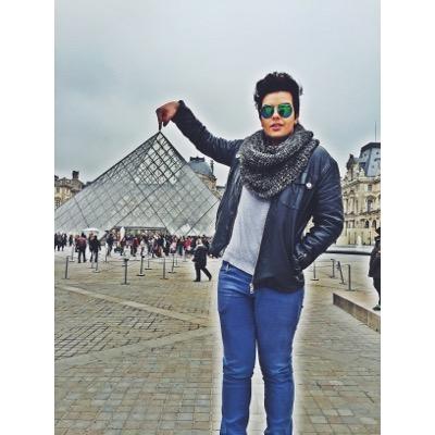 Para encontrar o conforto, eu estava pensando sobre um mundo novo e fantástico + diferente, comprar revistas de moda ao invés do meu almoço