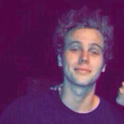 IoversIrh's profile picture. please go follow @GODAMNCLlFFORD she follows back !!