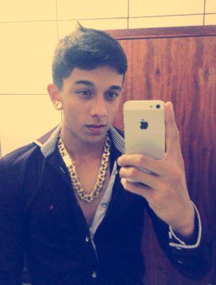 Reginaldo Junior 21 anos, gosto de viver sem medo de arriscar, objetivo, sangue bom, meu estilo de vida liberta minha mente.