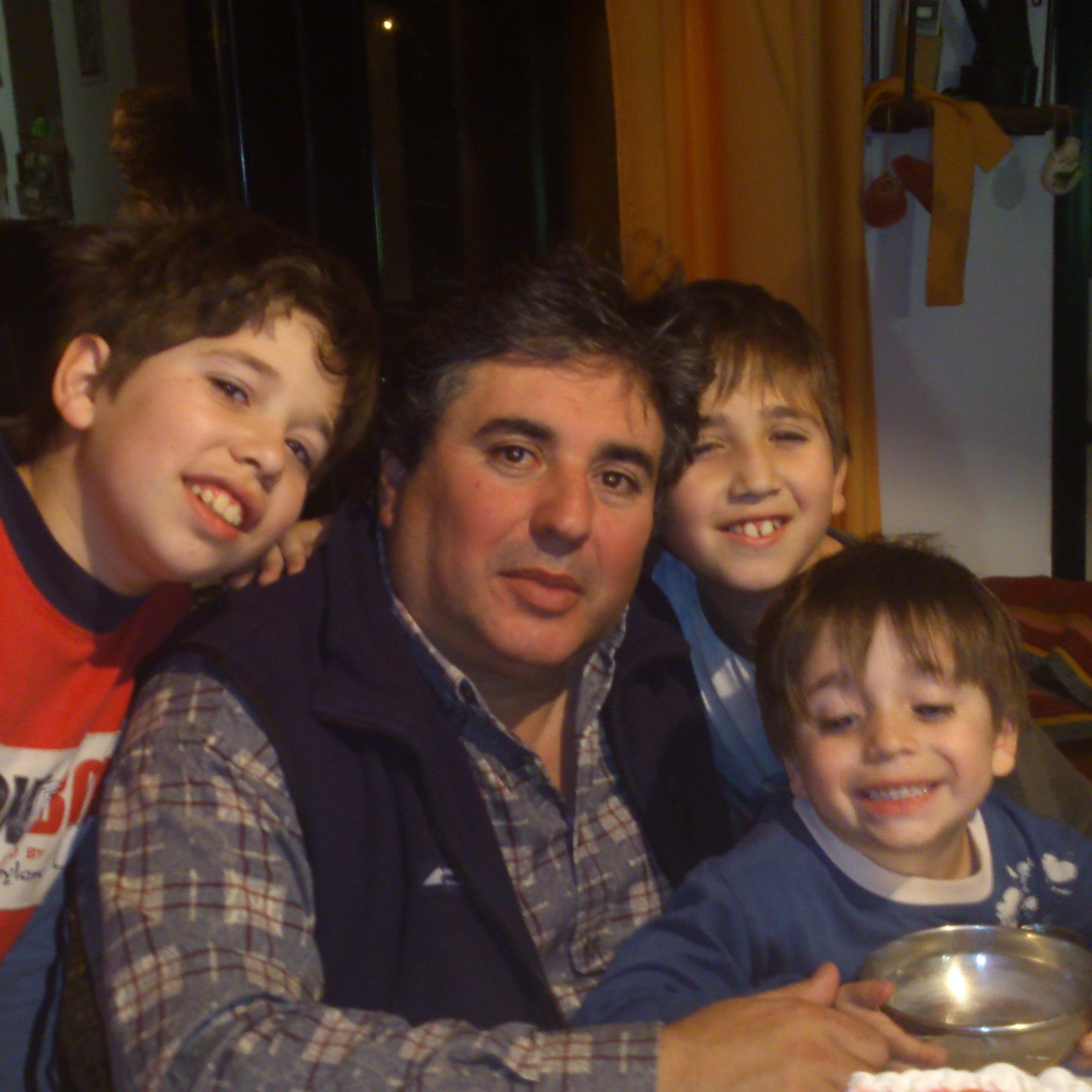 turismo - periodismo -  y mil cosas mas - recorriendo el país - peronista, nunca k - padre junto a la gringa, de jo, fede y vale.