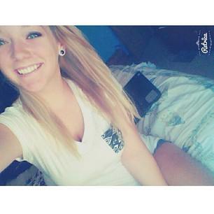 Lol im such a white girl but i cant help it guys. Follow meeee! New twitter my old one got hacked ):