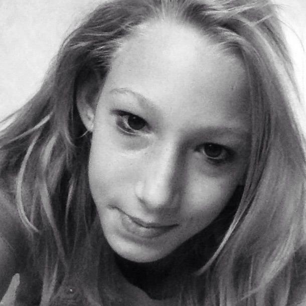 Heey Guys ;) I #LoveHorses and I #LoveTheHungerGames and I am one of the Biggest #Hutcher in the World ;) Plss follow,and I will Follow back xx.