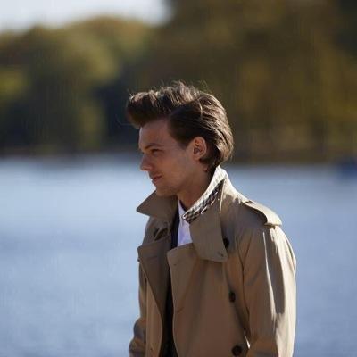 follow @zaylours for 300+ free follows and a fb!!