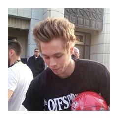 follow @boopablelwt & @littleloveluke bc they gave you a free follow