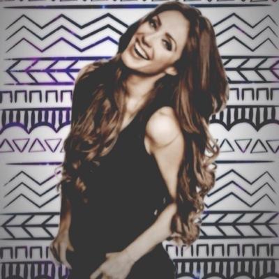 se o brilho da anahi incomoda você use óculos escuro