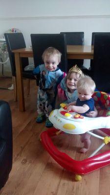 my leeanne got 4 kids and and partner i'm a full time mummy