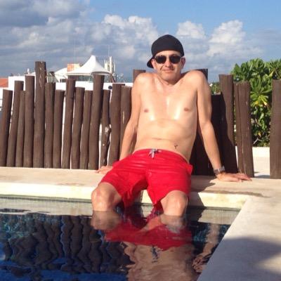 barbager's profile picture. Hay dos maneras de ver la vida, de frente y la otra es de frente.