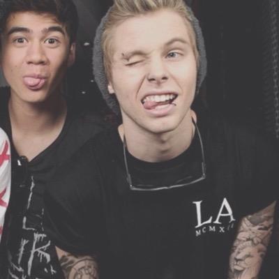 follow @punkrockpeasant bc she gave you a free follow from this account :)