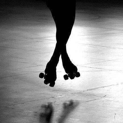 Porque patinar me hace volar hacia otro mundo, olvidar lo malo y sonreir. Vas a verme haciendo lo que amo y vas a ver de mis pies, salir color❤