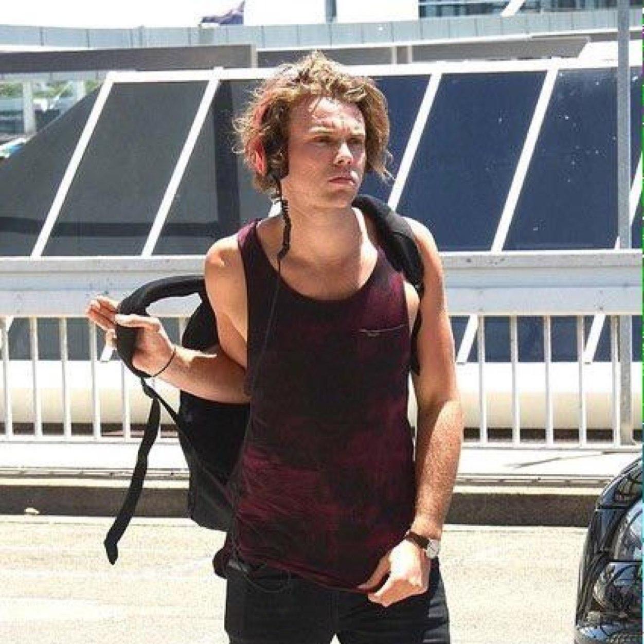 dynamashton's profile picture. 0/4 || bandless drummer || look, don't touch /Δ