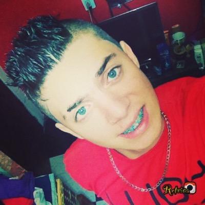 Cara de menino inocente, ousadia de boleiro, estilo de marrento e pegada diferente!!! Inter nada vai nos separar ... ♪♫ http://t.co/jp8W8tR9CZ