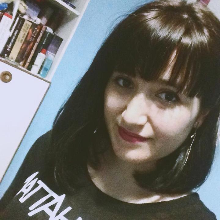 Mala de adentro, perezosa, voluble and pretty in black.