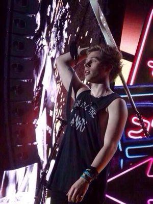 FREE FOLLOW FROM @expiredluke PLS RT AND TAG THE LINK BELOW PLS PLS PLS A FOLLOW WOULDN'T HURT EITHER